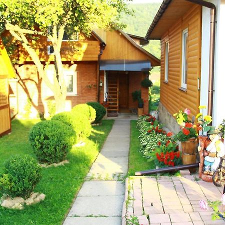 Hotel У Андрія à Yaremtche Extérieur photo